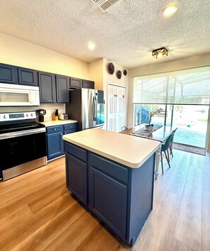 Mikrobølgeovn, ovn, kokeplater og oppvaskmaskin