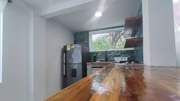 Refrigerador, placa de cocina, cafetera/tetera, utensilios de cocina