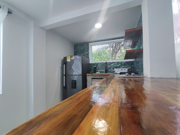 Refrigerador, placa de cocina, cafetera/tetera, utensilios de cocina