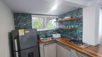 Refrigerador, placa de cocina, cafetera/tetera, utensilios de cocina