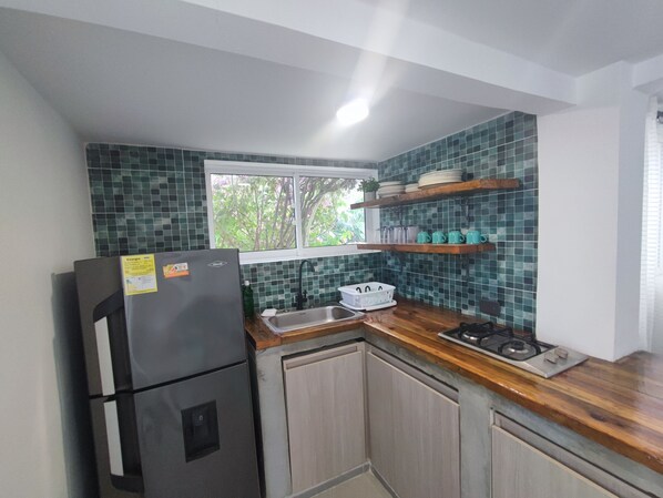 Refrigerador, placa de cocina, cafetera/tetera, utensilios de cocina