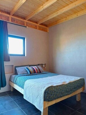 2 habitaciones, escritorio, tabla de planchar con plancha y wifi gratis 