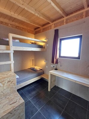 2 sovrum, skrivbord, strykjärn/strykbräda och gratis wi-fi