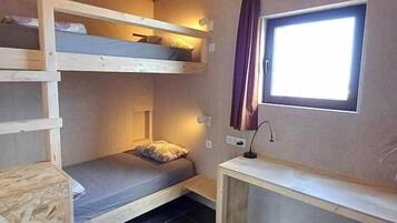 2 bedrooms, desk, iron/ironing board, free WiFi