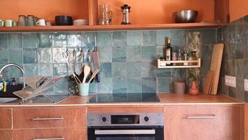 Een koelkast, een oven, een kookplaat, een koffiezetapparaat/waterkoker