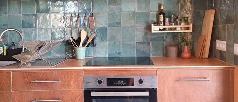 Refrigerador, horno, placa de cocina, cafetera/tetera