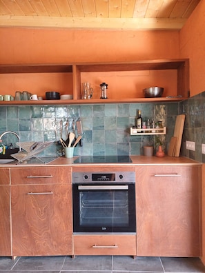 Een koelkast, een oven, een kookplaat, een koffiezetapparaat/waterkoker