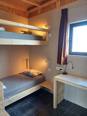 2 عدّة غرف نوم ومكتب ومكواة/لوح كي وسرير سفر