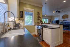 Fridge, microwave, oven, stovetop - Wine & Dine | Healdsburg (Healdsburg)