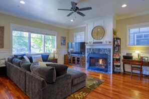 Fernseher, Kamin, Bücher, Stereoanlage