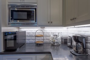 Fridge, microwave, oven, stovetop - Wine & Dine | Healdsburg (Healdsburg)