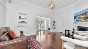 Smart TV, fireplace - Merewether House 1910 - Iconic and Luxury Home (Merewether)