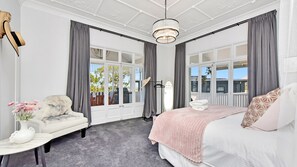 4 bedrooms, desk, free WiFi, bed sheets - Merewether House 1910 - Iconic and Luxury Home (Merewether)