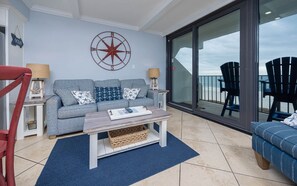 TV, DVD-spiller, bøker og filmbibliotek