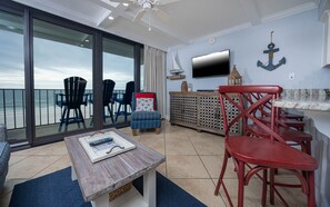 TV, DVD-spiller, bøker og filmbibliotek