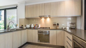 Fridge, microwave, oven, stovetop - East Village Collective Poolside Urban Ease 15 min to Airport (Cannon Hill)