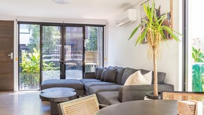 Smart TV - East Village Collective Poolside Urban Ease 15 min to Airport (Cannon Hill)