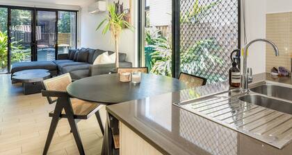 East Village Collective Poolside Urban Ease 15 min to Airport