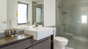 Dusche, Haartrockner, HandtĂŒcher