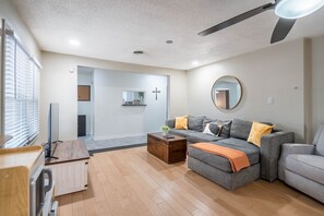 TV, peis, bøker og stereoanlegg