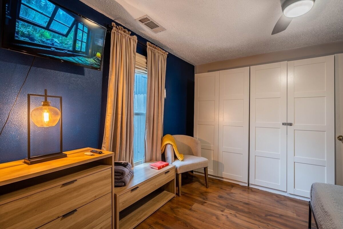 تلفزيون، مدفأة، كُتُب، ستيريو