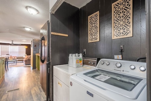 Sleeps 8 | 2 Homes | Near Oilfield & Firepit