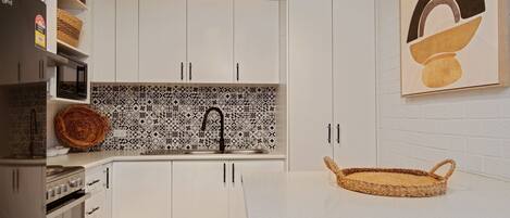 雪櫃、微波爐、焗爐、爐具