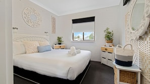 2 bedrooms, free WiFi, bed sheets - Rest & Play the Batehaven Way (Batehaven)