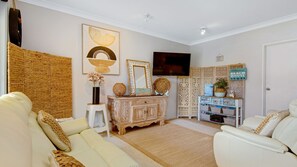 Smart TV - Rest & Play the Batehaven Way (Batehaven)