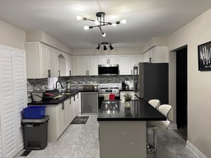 Kjøleskap, mikrobølgeovn, ovn og kokeplater