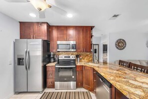 Een koelkast, een microgolfoven, een oven, een kookplaat