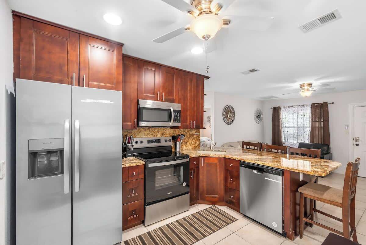 Frigorifero, microonde, forno, piano cottura