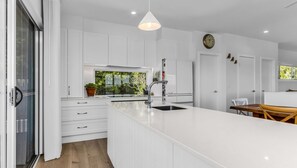 Refrigerador, horno, parrilla de estufa y lavavajillas 