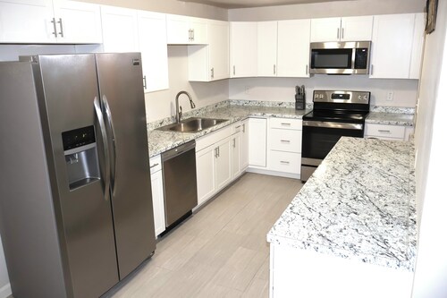 8 beds newly remodeled house in the Center of Tucson!!