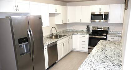 8 beds newly remodeled house in the Center of Tucson!!