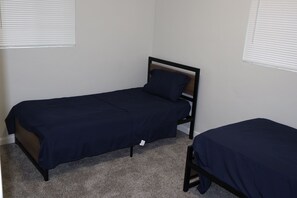 4 عدّة غرف نوم ومكواة/لوح كي وخدمة الإنترنت وملاءات أسرّة