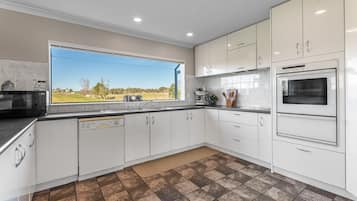 Jääkaappi, mikroaaltouuni, uuni, liesi