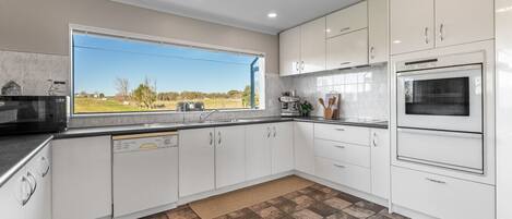 KĂŒhlschrank, Mikrowelle, Ofen, Herdplatte