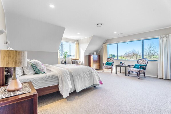 5 bedrooms, desk, iron/ironing board, free WiFi