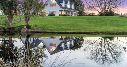 ⭐The Pond House by Homello⭐ | Pool • Pond • Peaceful Country Retreat