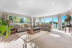 Smart TV, chimenea y oficina 