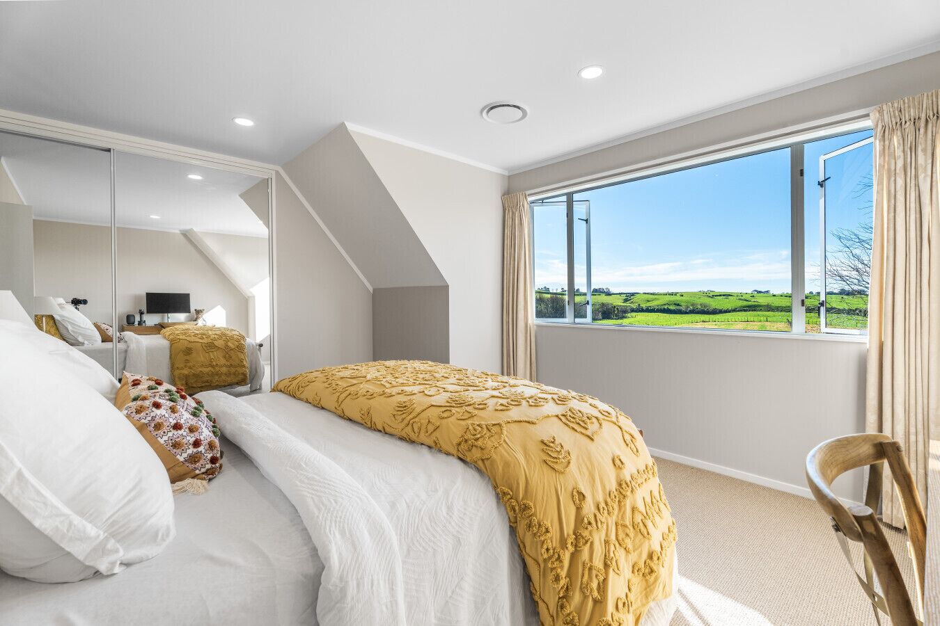 5 bedrooms, desk, iron/ironing board, free WiFi