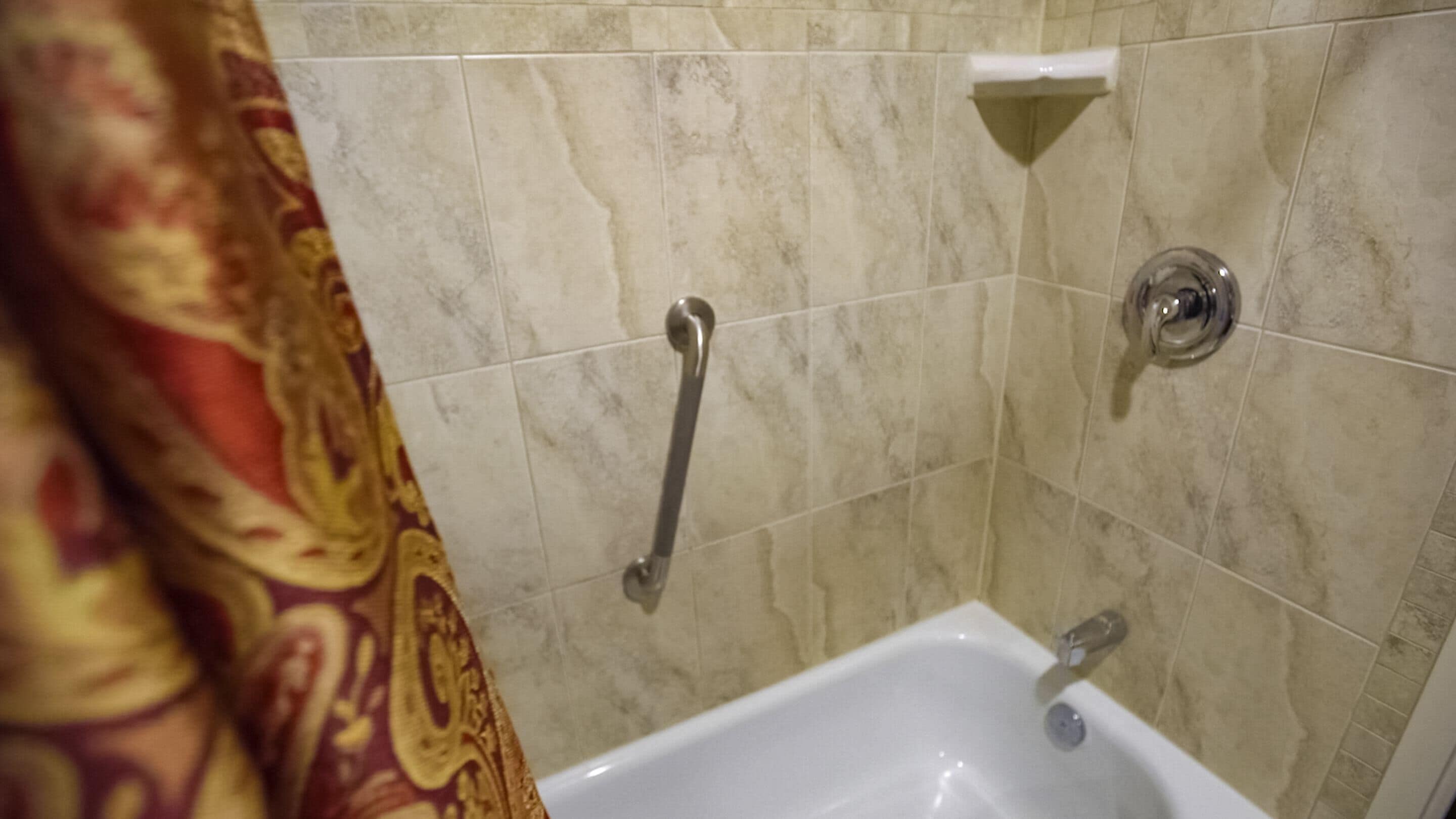 Douche, séchoir à cheveux, serviettes fournies, savon