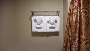 Suihku, hiustenkuivaaja, pyyhkeet, saippua