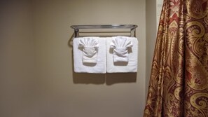 Suihku, hiustenkuivaaja, pyyhkeet, saippua