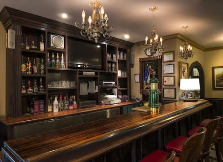 Bar (on property). 2 Queen Bed – Room 3 - Hearthstone Inn Boutique Hotel Halifax – Dartmouth