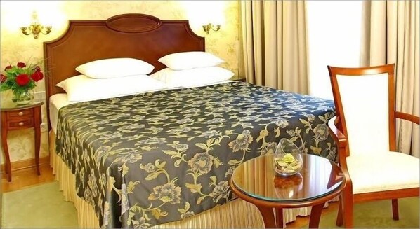 Desk, laptop workspace, free WiFi