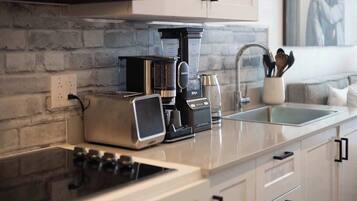 Kühlschrank, Mikrowelle, Wasserkocher mit Kaffee-/Teezubehör, Toaster