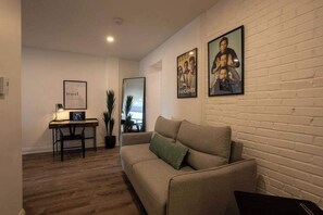 TV - Charming Stay-3 min walk to metro (Montréal)