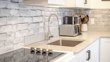 Réfrigérateur, micro-ondes, cafetiÚre/bouilloire, grille-pain